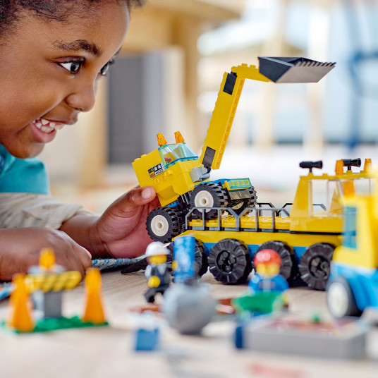 LEGO® 60391 CITY Statybiniai sunkvežimiai ir kranas su griaunamuoju rutuliu