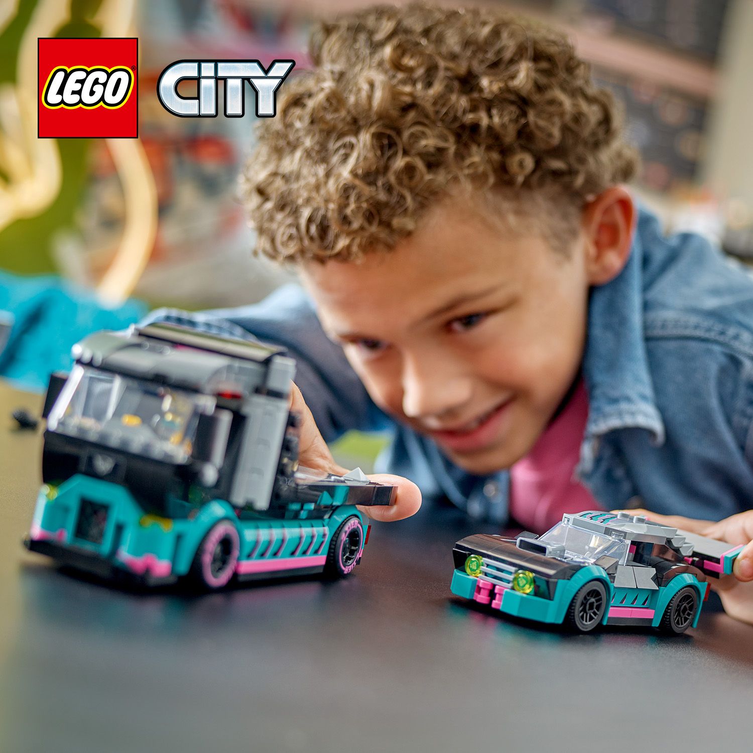 LEGO® lenktyninis automobilis ir automobilvežis